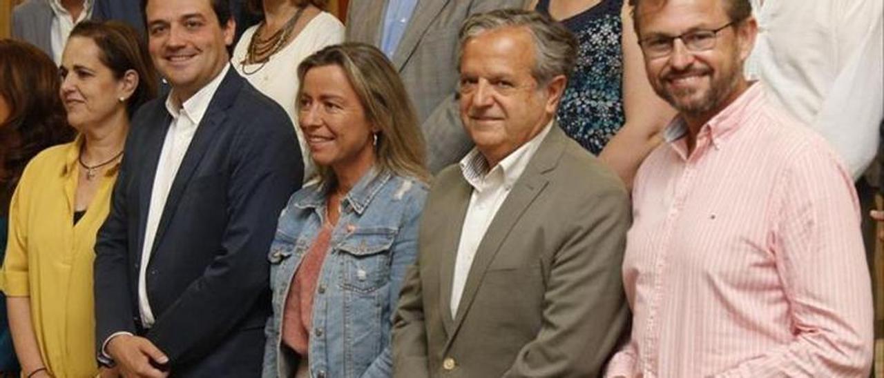 Blanca Torrent, José María Bellido, Isabel Albás, Salvador Fuentes y David Dorado, tras el acuerdo de PP y Cs para formar gobierno en Córdoba.