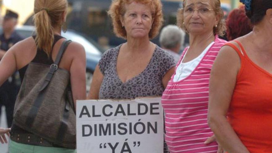 Una vecina, ayer en el Polígono de Cruz de Piedra, posa con un cartel de protesta.