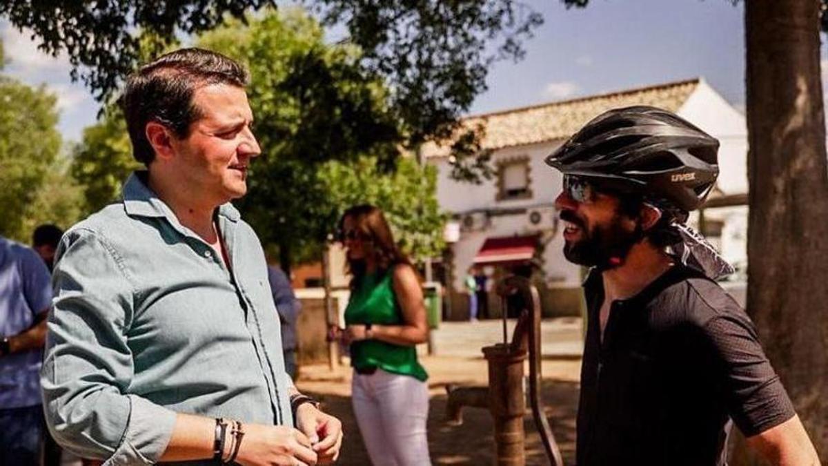 José María Bellido charla con un ciclista este domingo en Trassierra.