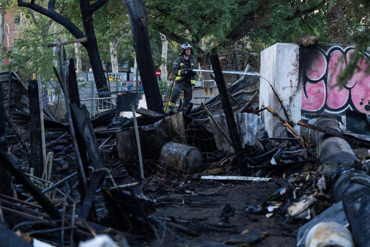 Incendio en un asentamiento de barracas en la calle de Bac de Roda de Barcelona