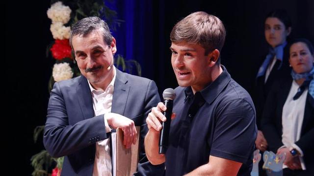 Martín de la Puentese dirige a los asistentesen presencia del maestro de ceremonias, Carlos Tresandi.