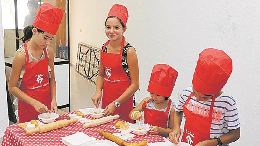 las amas de casa enseñan cocina a los pequeños