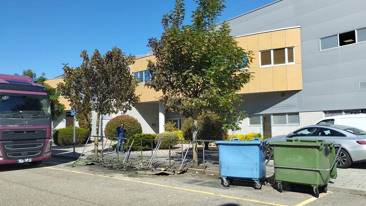 Restos de las contenedores quemados en el polígono de Valadares