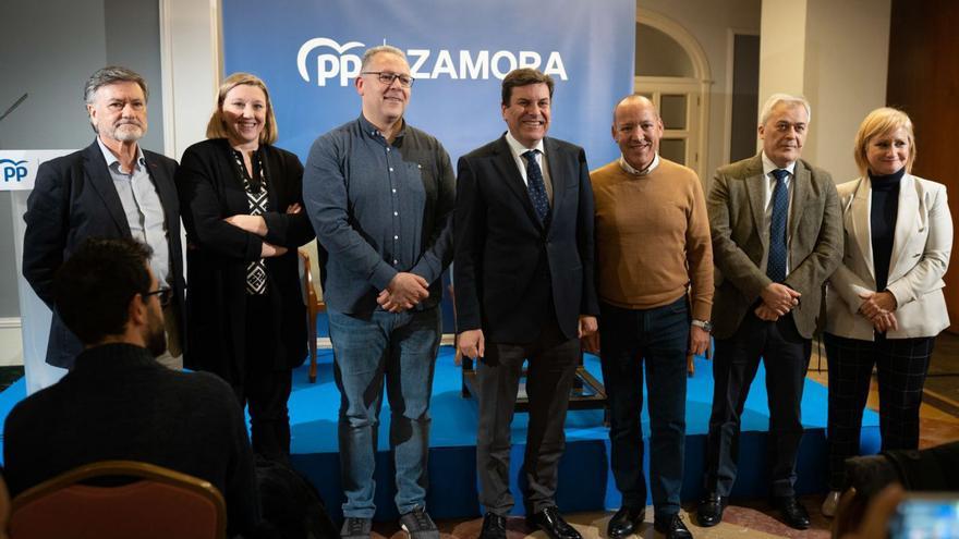 Vázquez, Blanco, Prada, Carriedo, Barrios, Escudero y García en la jornada organizada por el PP.