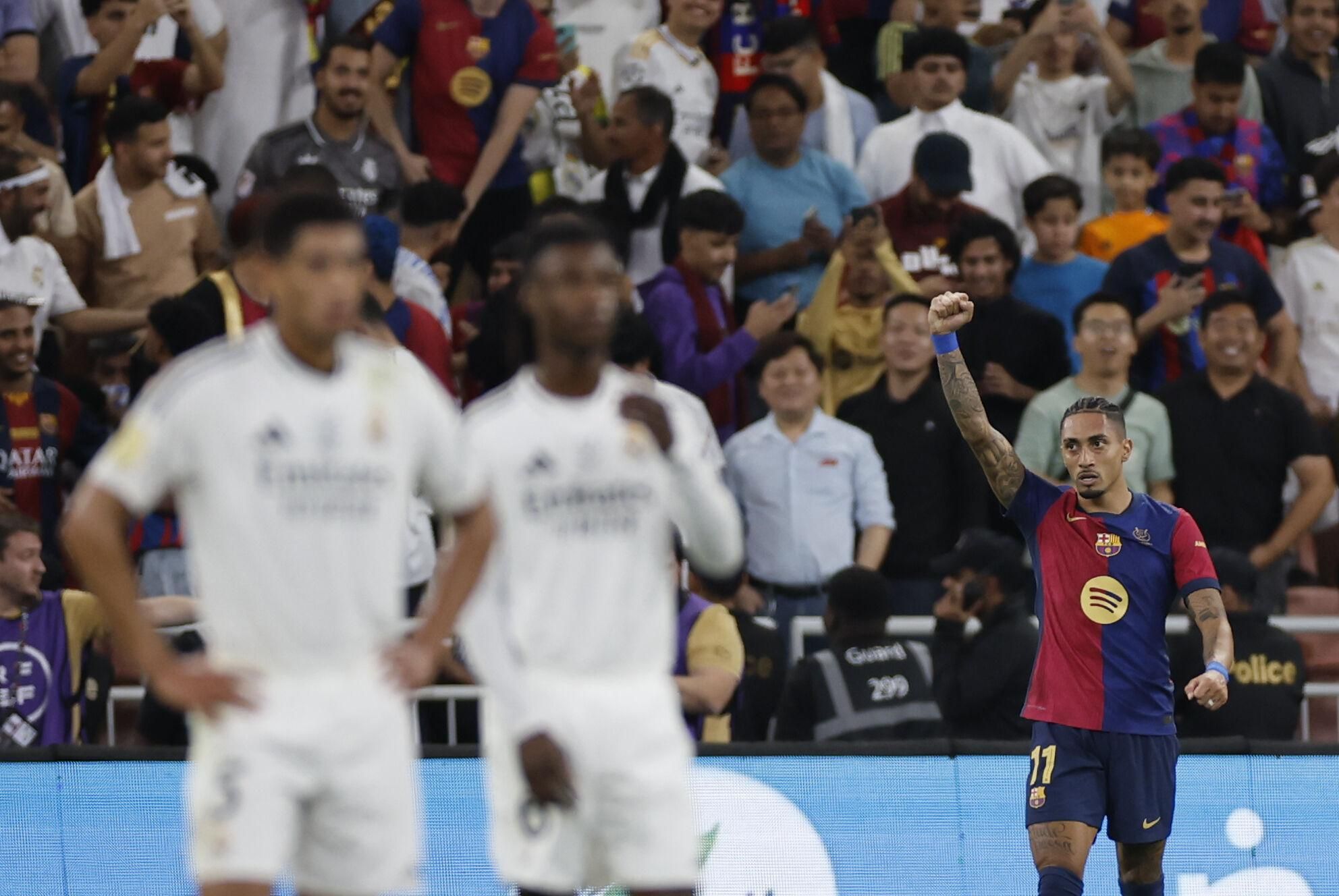 YEDA (ARABIA SAUDÍ), 12/01/2025.- El delantero del FC Barcelona Raphinha celebra su gol, tercero del equipo, durante el partido de la final de la Supercopa de España de fútbol entre el Real Madrid y el FC Barcelona, este domingo en Yeda, Arabia Saudí. EFE/ Alberto Estévez