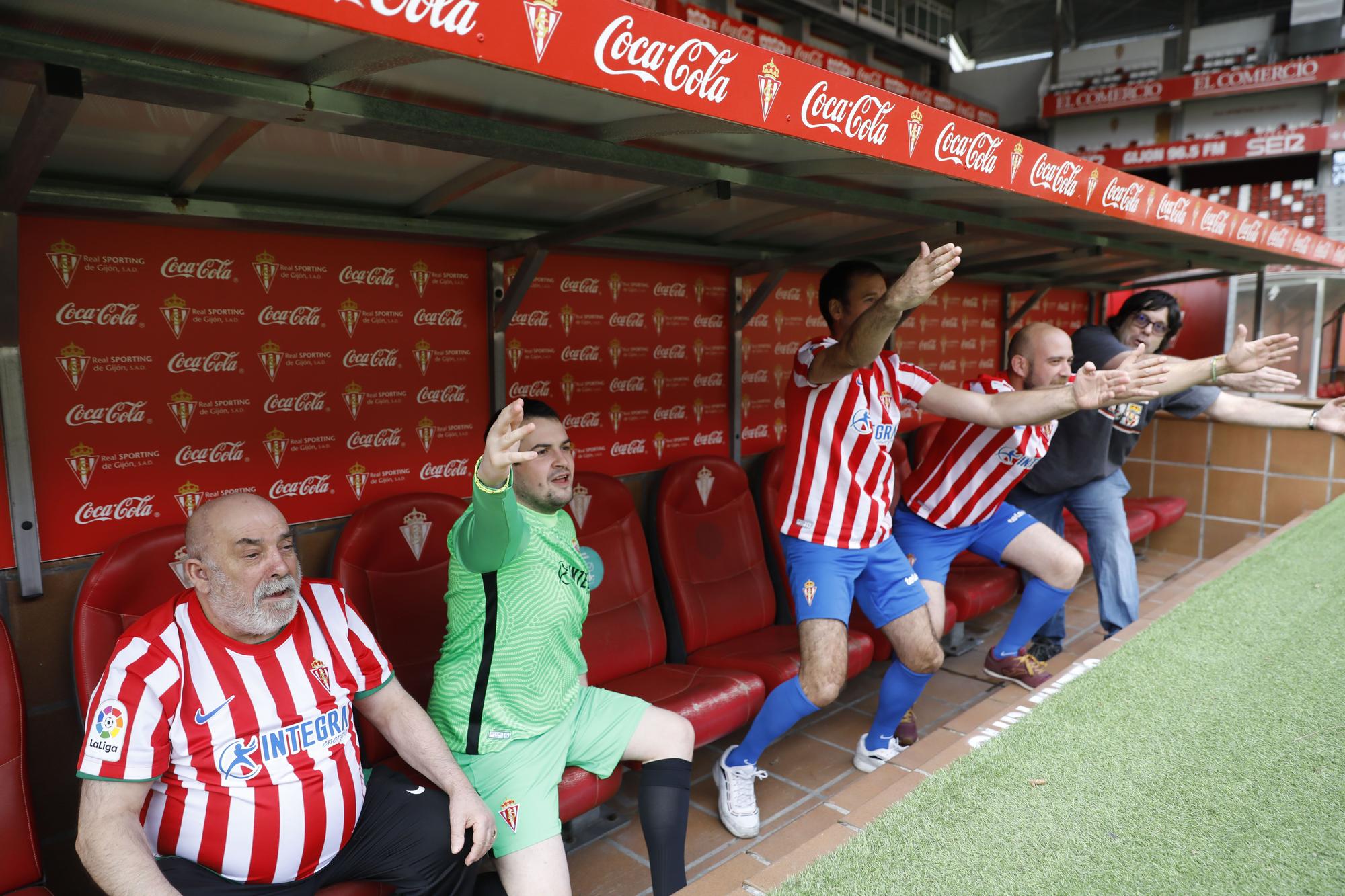 Los aficionados del Oviedo y del Sporting se visten de jugadores para el derbi