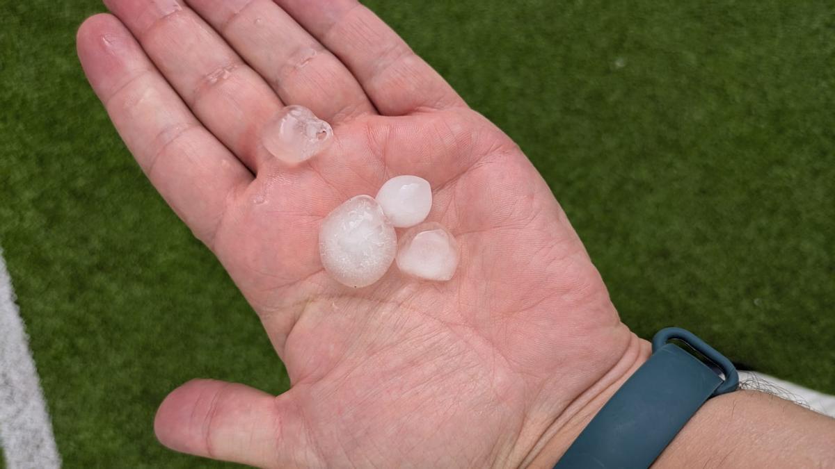 Granizo recogido por un vecino de Oviedo.