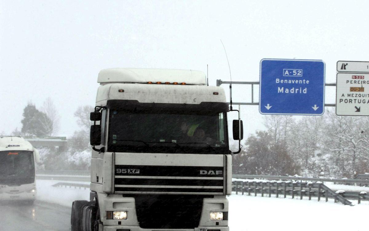 Camión por la A-52 nevada