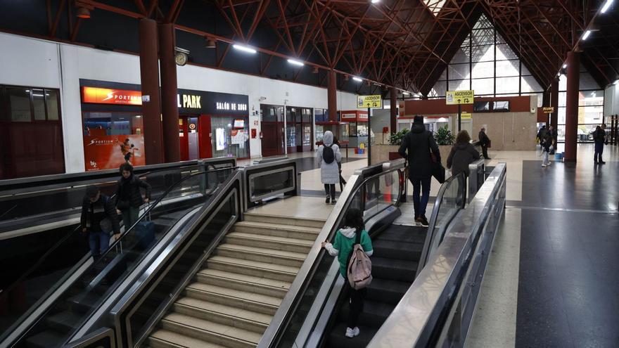 Escaleras de conexión entre las dos plantas de la estación de autobuses de la avenida de Madrid, que se prevé “jubilar” en breve.