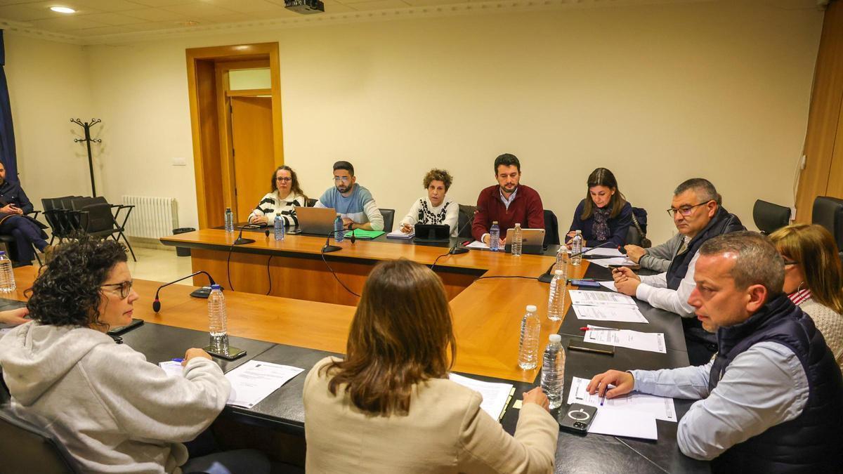 La oposición y el gobierno de Ribadumia en un pleno.