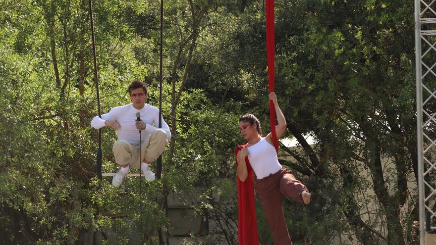 &quot;Mamá, quiero ser acróbata&quot;: así es la Escuela de Circo, que actuará este viernes en Moreda (Aller)