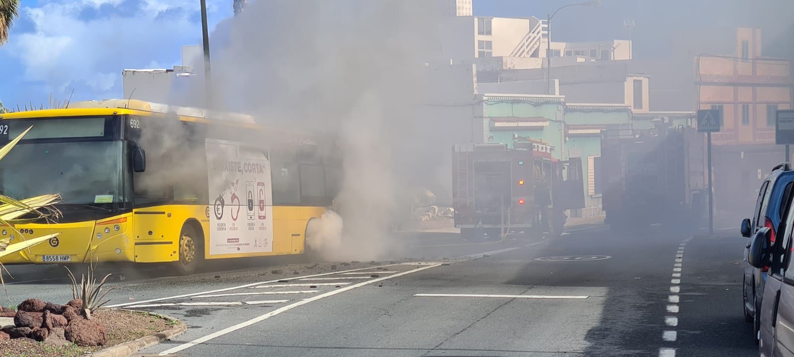 Arde una guagua en El Cardón