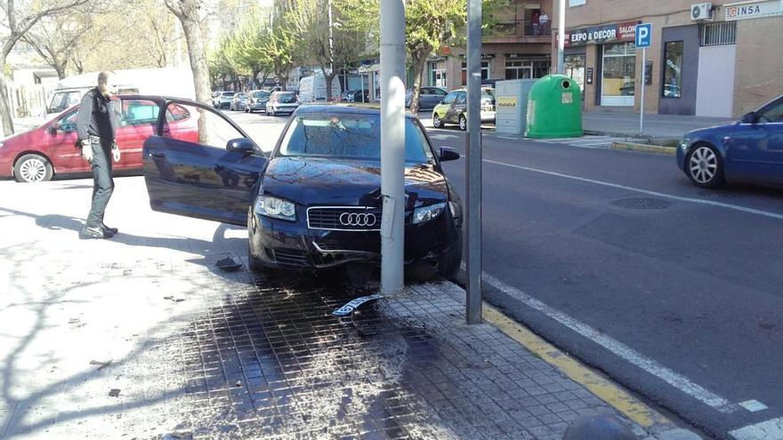 El vehículo empotrado contra la farola tras el choque