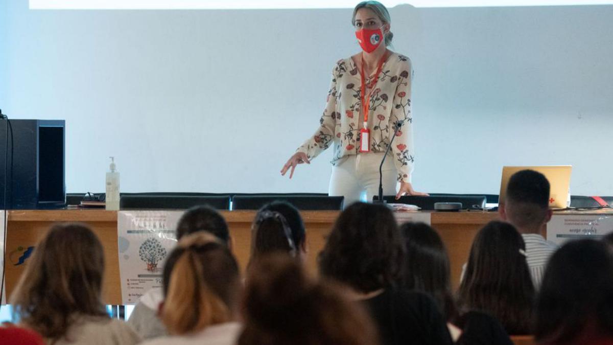 La neuropsicóloga Elena Flores, durante la charla. | Jose Luis Fernández