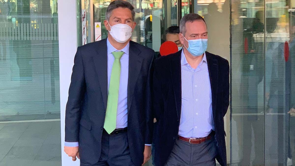 Eduardo Díaz Hervás, de la empresa Iturri, (sin corbata), saliendo de la Ciutat de la Justícia de Barcelona.