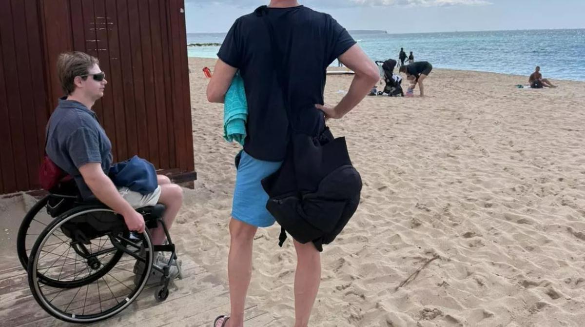 Menschen im Rollstuhl kommen laut den Rettungsschwimmern in Palma derzeit kaum ans Meer.