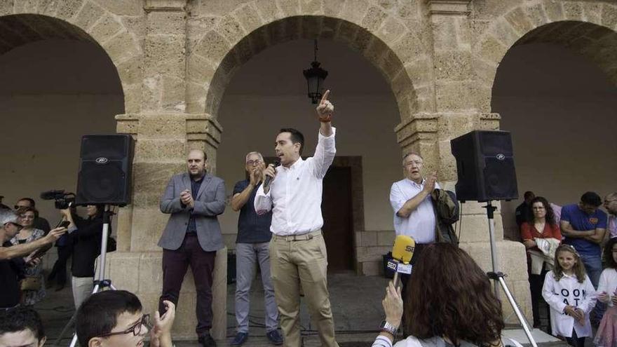 El alcalde Luciano Huerga con miembros del MDSP en la concentración para pedir un pediatra.