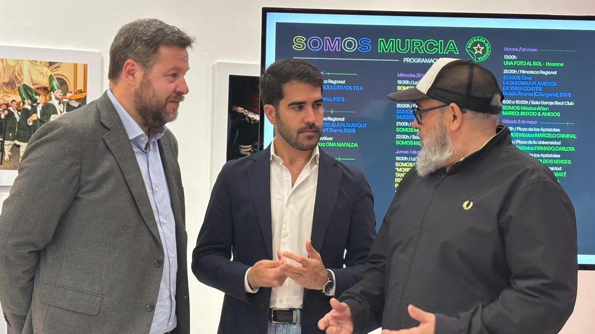 Yayo Delgado, Diego Avilés y José Manuel Piñero durante la presentación de 'Somos Murcia'.