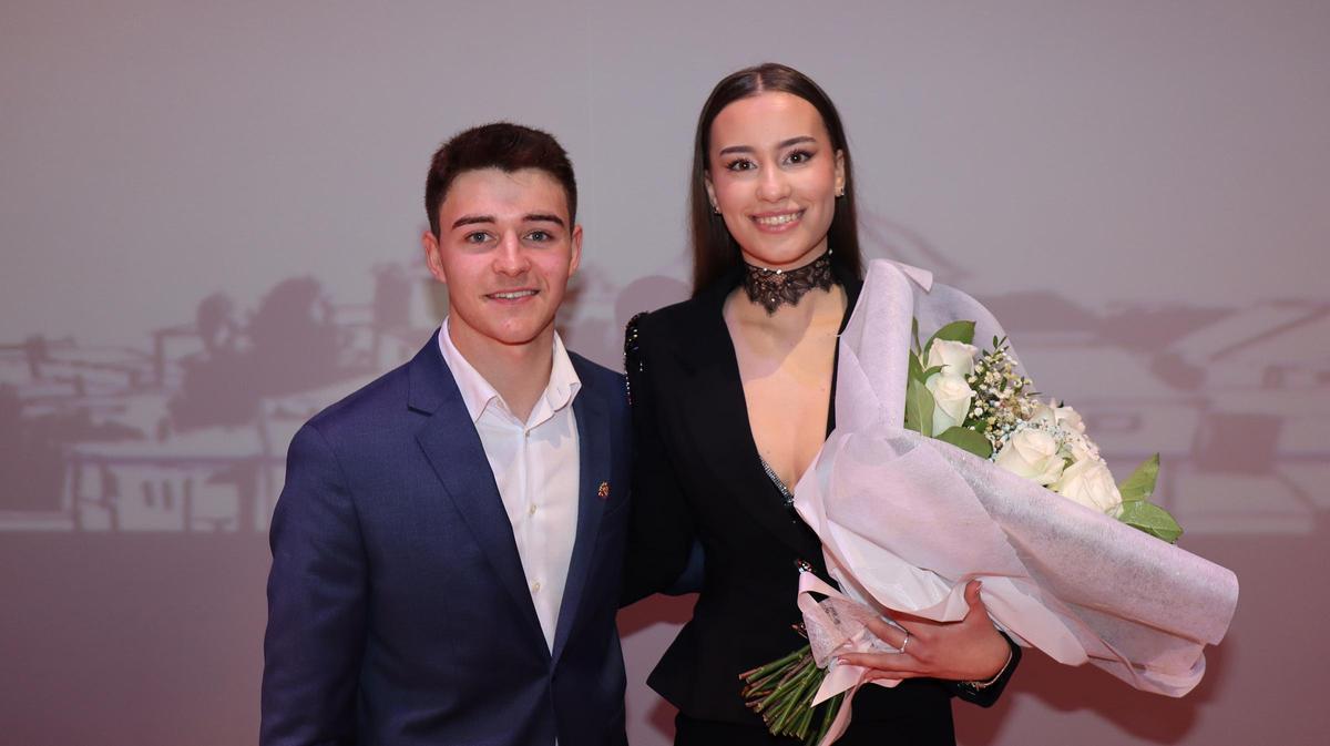 Paula Chàfer, reina de las fiestas de Benigànim 2026, con el presidente de la comisión, Alejandro Cairols.