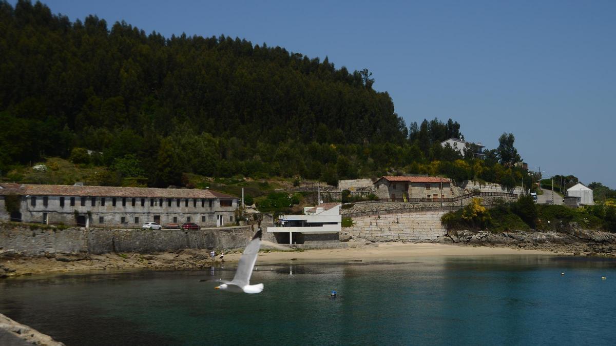 La casa-barco del arquitecto Ramón Vázquez Molezún (sobre la playa de A Roiba) y la antigua salazón, que data del año 1808.