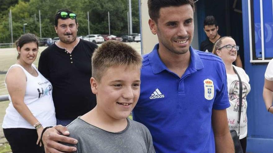 Javier Muñoz, ayer en El Requexón con un joven aficionado.