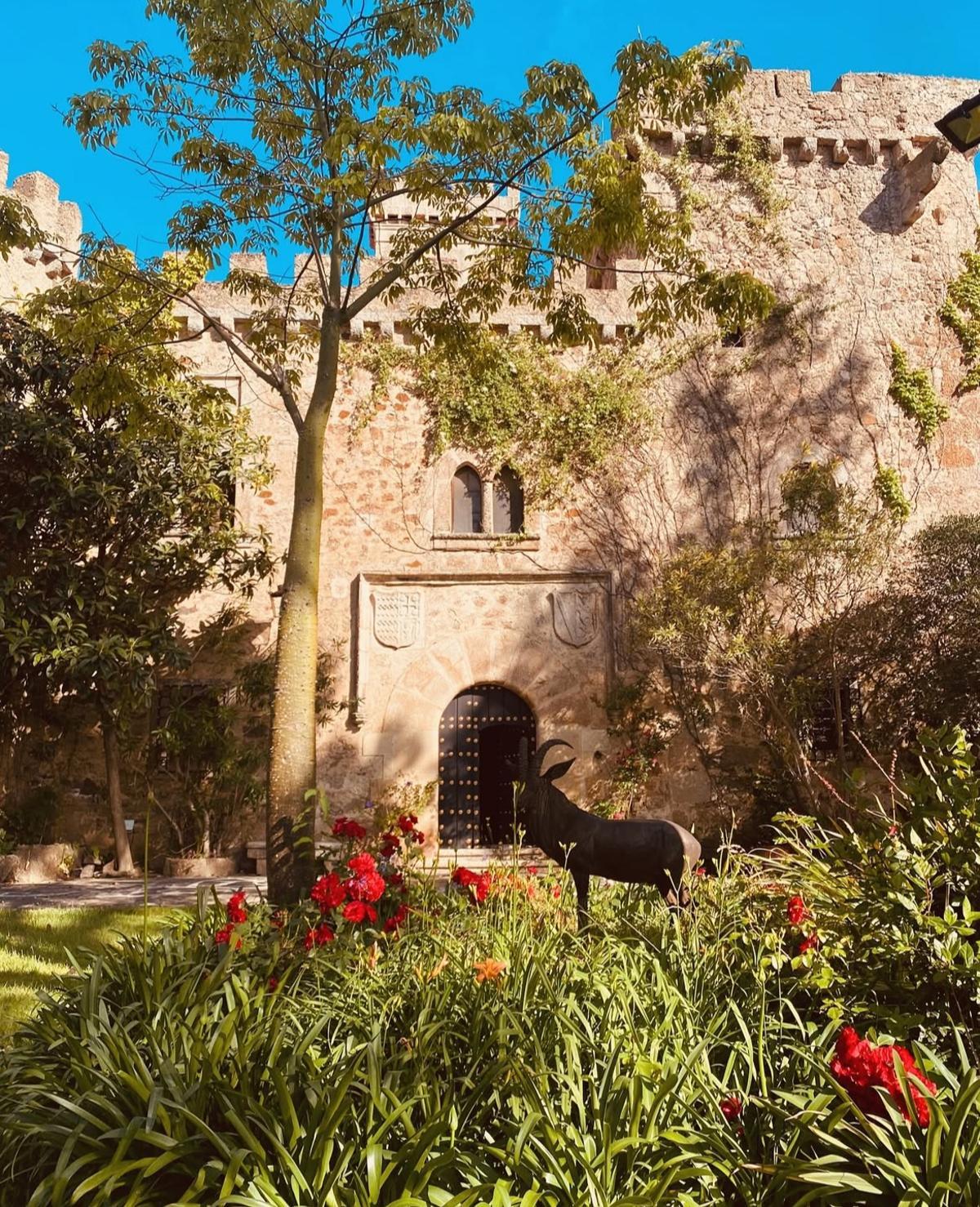 Castillo de las Seguras y su jardín en esplendor.