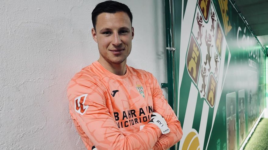 Ramón Vila posa con la elástica del Córdoba CF de la pasada campaña en el túnel de vestuarios de El Arcángel.