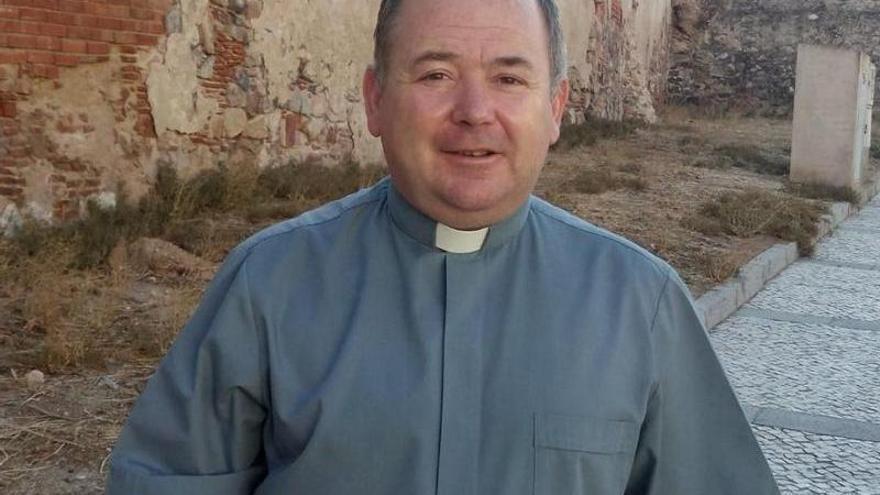 El párroco Manuel Ruiz charla de San Agustín, en Badajoz, por Almossassa
