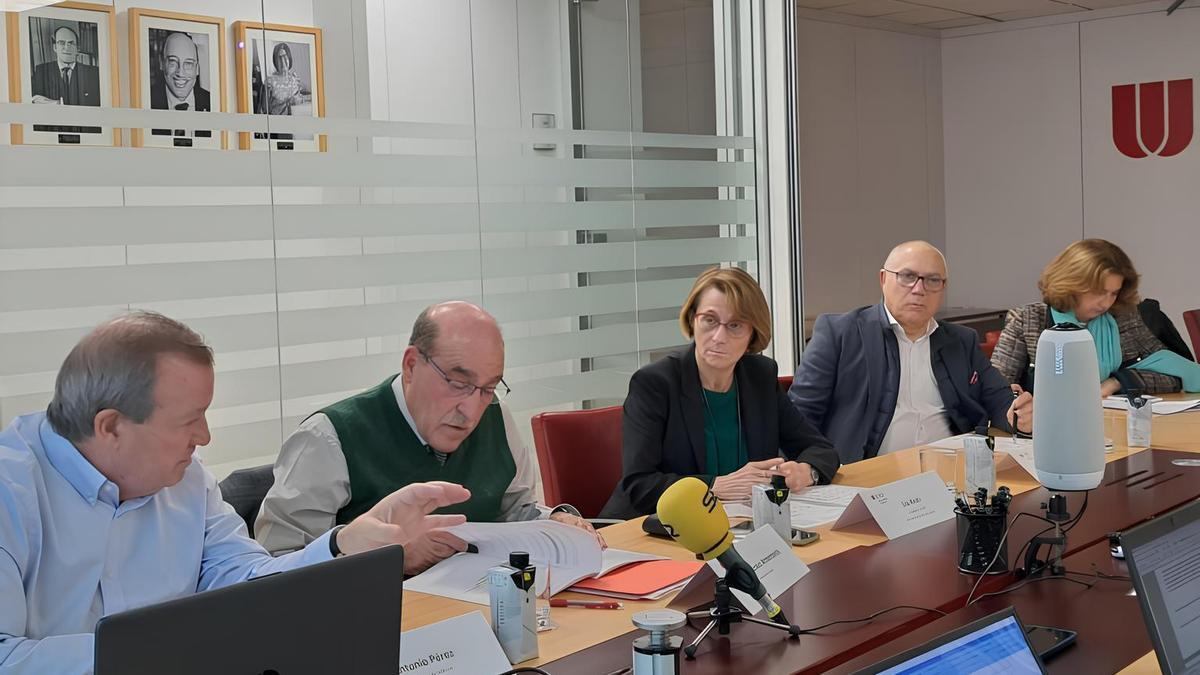 Los autores José Antonio Pérez y Juan Hernández Armenteros; la presidenta de Crue, Eva Alcón, el adjunto a la Presidencia, Juan Julià, y la secretaria general, María Teresa Lozano.