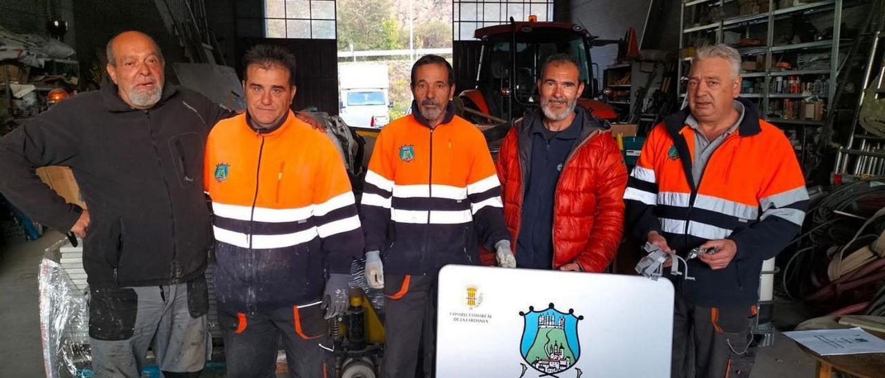 La brigada del Consell Comarcal reparteix el rètol als treballadors de Llívia | CCC