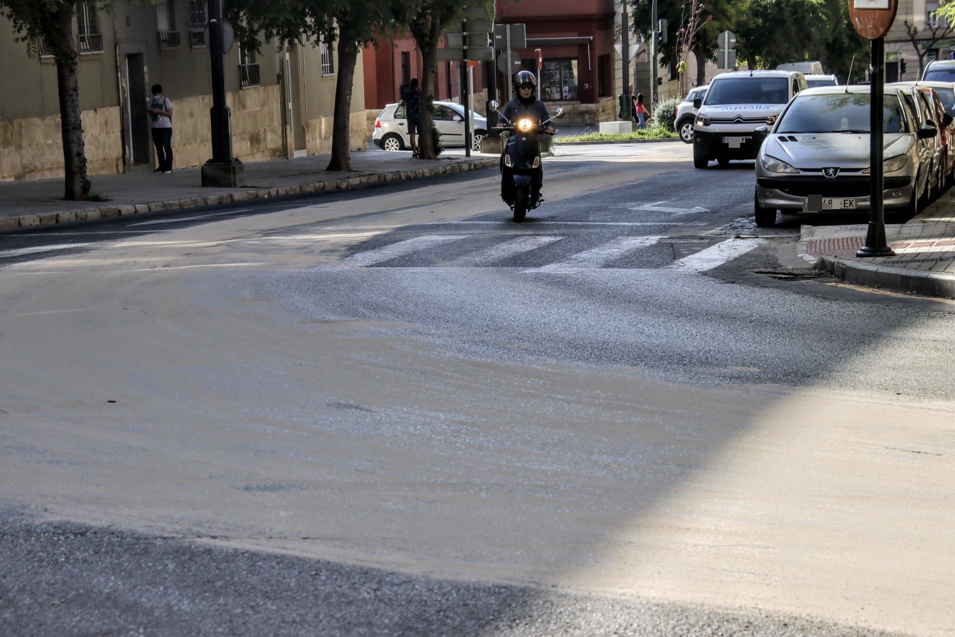Un camión deja un vertido de aceite que obliga a cortar varias calles en Alcoy
