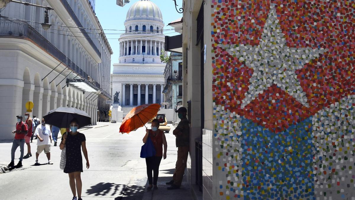 Personas paseando por La Habana.