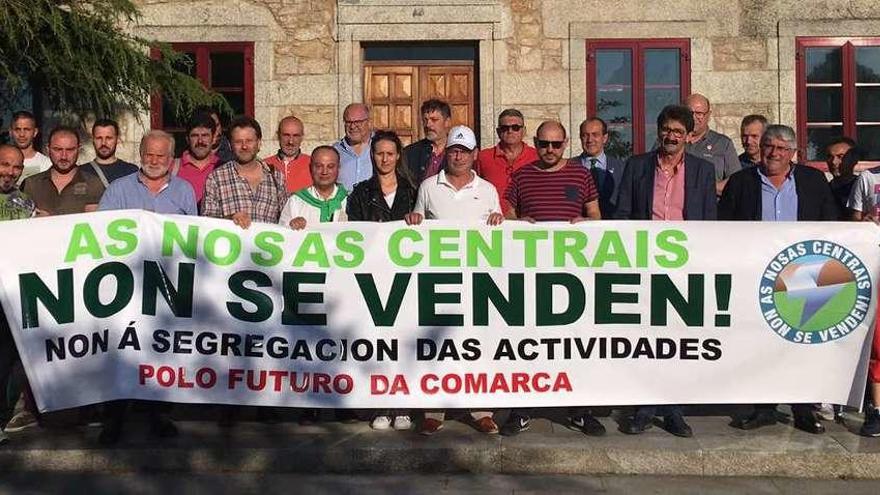 Concentración de los trabajadores de Ferroatlántica y los alcaldes, tras la reunión.