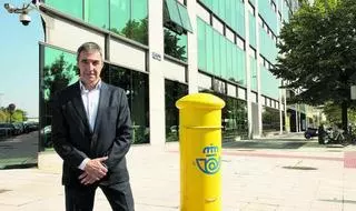 Manuel Zapatero, director de Servicios de Correos: "Los pueblos están llenos de vida y ganas, pero faltan servicios"