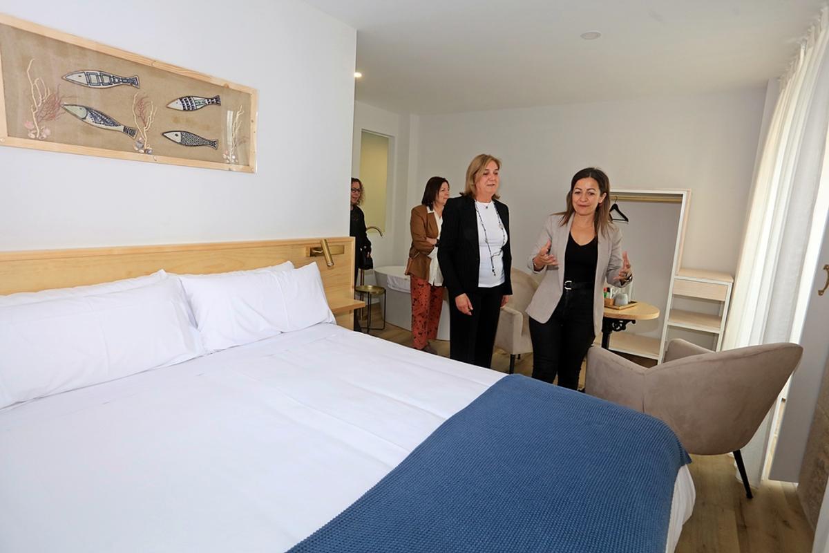 Marta Villaverde, á dereita, na Casa do Tella e Rosalia, de Portosín