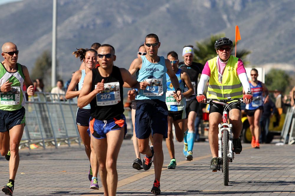 El Mouaziz, del Club Nerja de Atletismo ha vuelto a imponerse en la prueba, que ha alcanzado una participación récord con 7.500 corredores