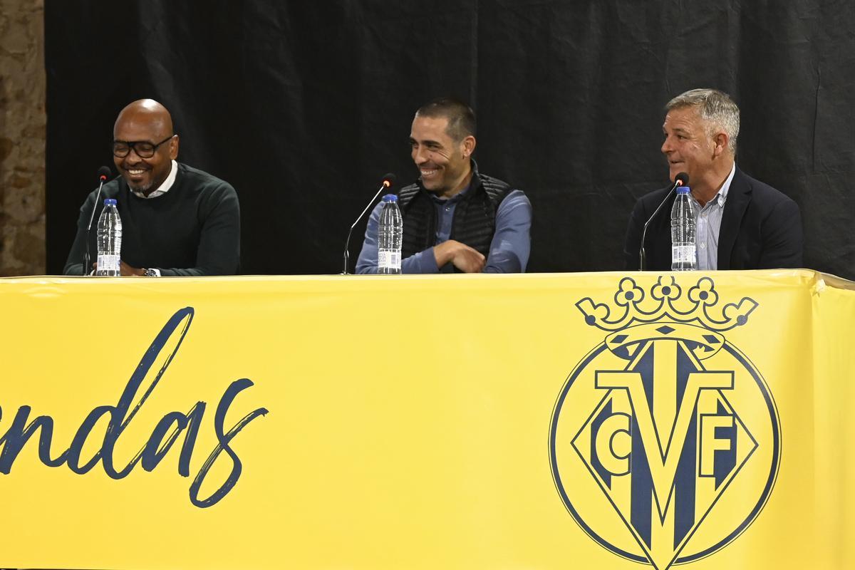 Adriano García, a la derecha, presidente de la Associació d'Exjugadors del Villarreal.