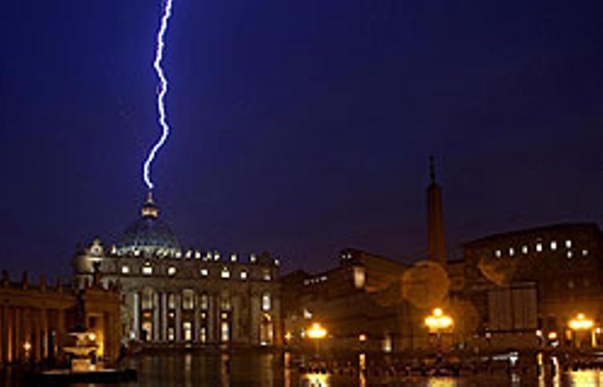 Momento en que cayó el rayo en la cúpula de la basílica de San Pedro.