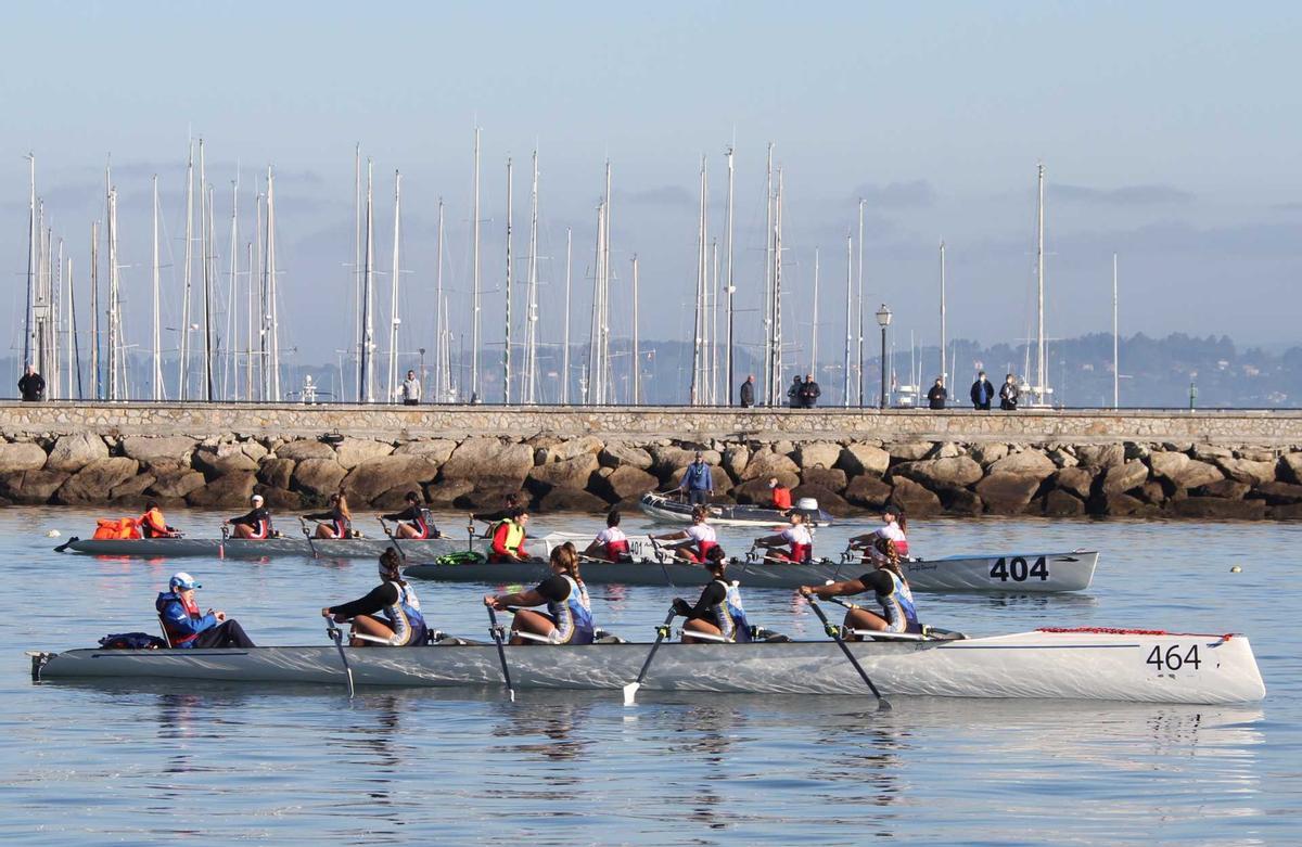 Primeras paladas de la regata femenina.