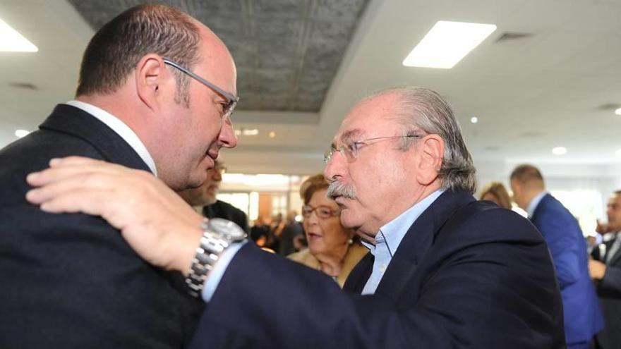 Pedro Antonio Sánchez charla con el empresario Luis del Rivero, ayer en el acto de homenaje a José Manuel Claver.