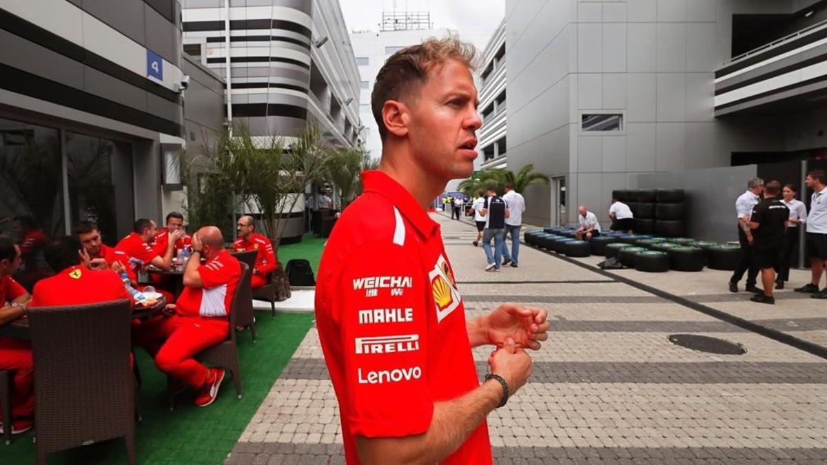 Sebastian Vettel camina frente al box de Ferrari en Sochi (Rusia).