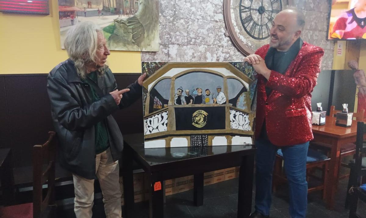 Picasso y Javier posan con el cuadro creado por el artista para el grupo cuntiense.