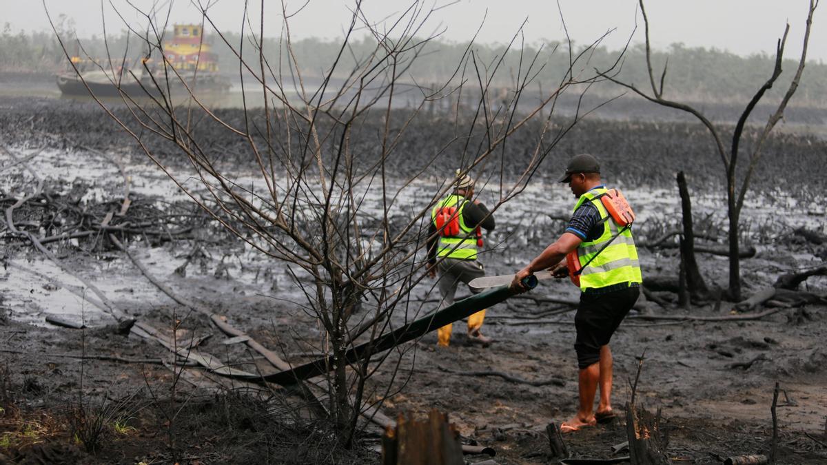 Desmantelamiento de la refinería ilegal en Bakana, Nigeria