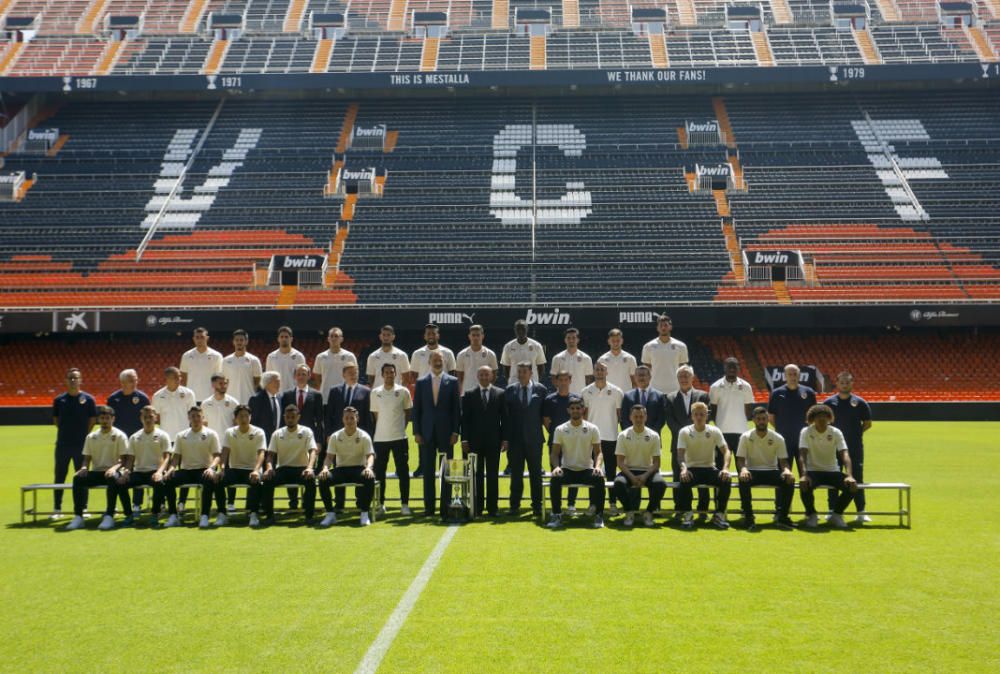 El rey Felipe VI felicita a la plantilla del Valencia CF por conseguir la Copa