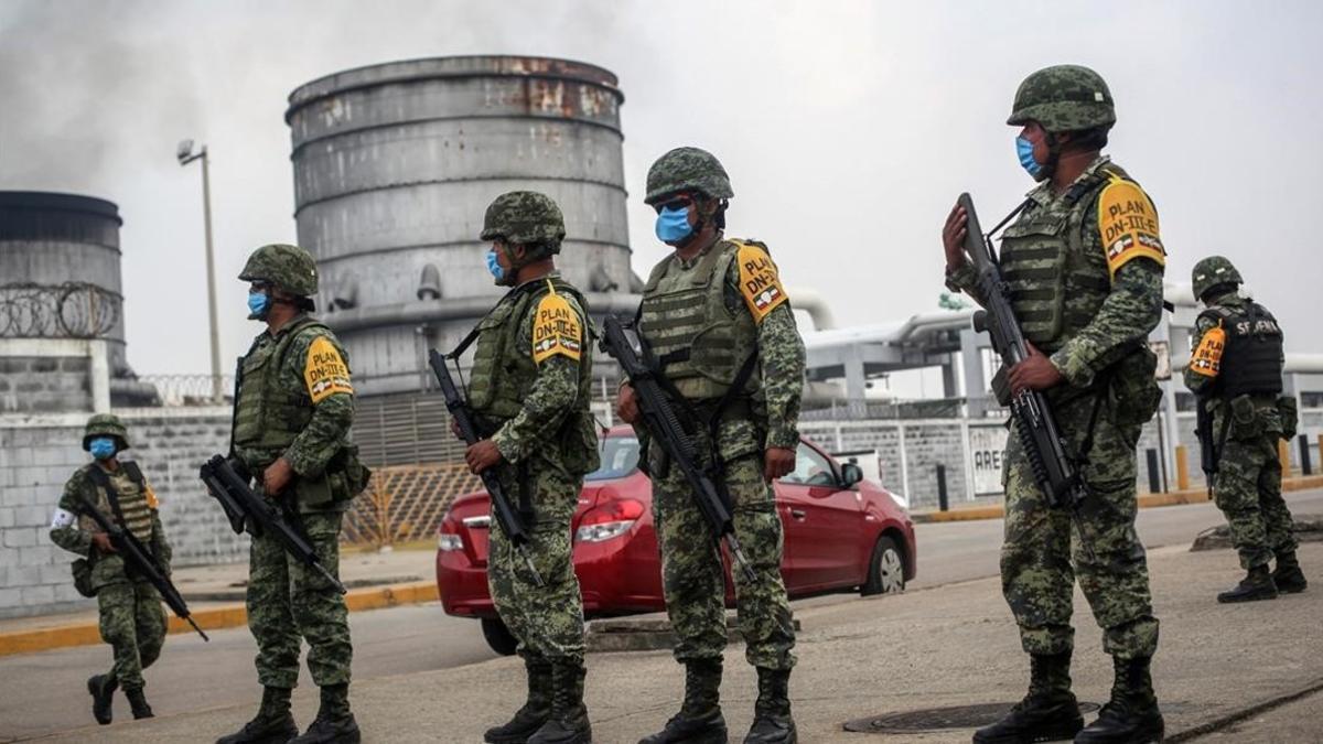 Soldados mexicanos con máscaras protectoras montan guardia en la entrada del complejo siniestrado, en Coatzacoalcos, este jueves.