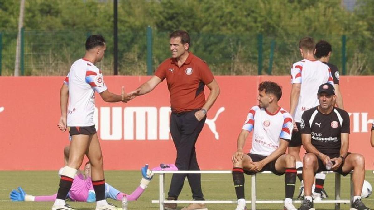 Xavier Aguilar saluda Arnau Martínez abans de començar el partit dissabte passat