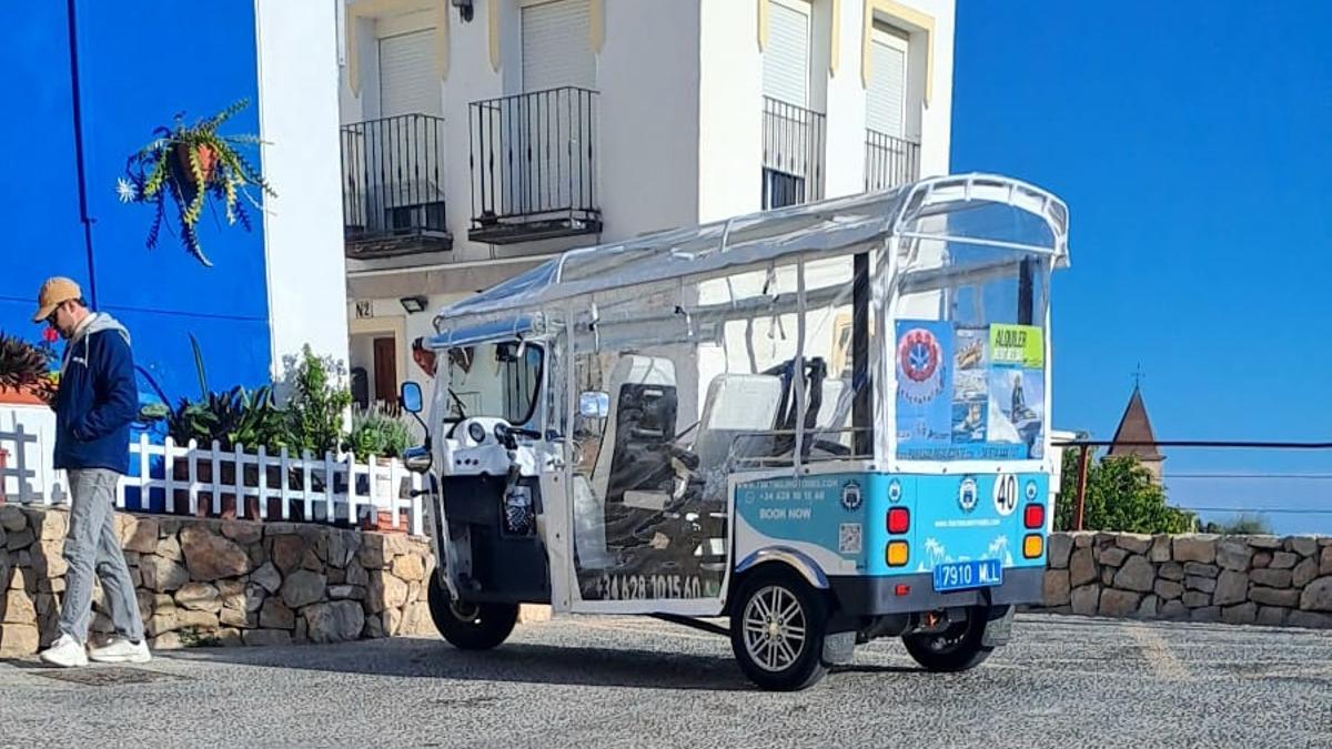 Los taxistas protestan por el descontrol de los VTC y los tuctucs en Alicante