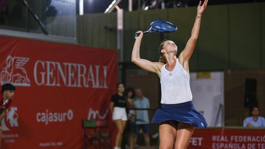 Jessika Ponchet realiza un saque en su semifinal.