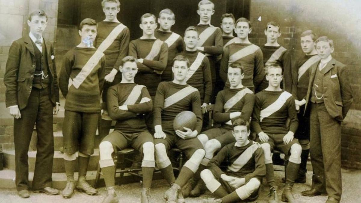 El equipo de rugbi Merchant Taylors, en una foto de 1896, tres años antes de que se fundara el Barça. La camiseta era grana con la franja azul.