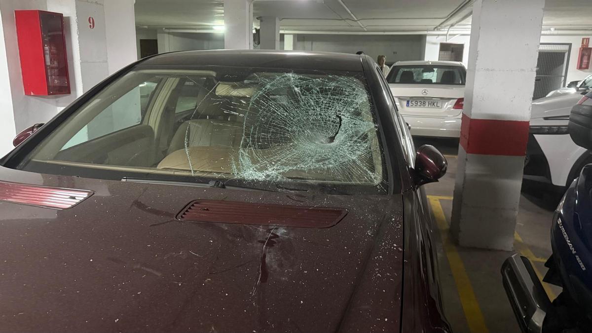 Más de 20 coches amanecen con las lunas rotas con un extintor en Murcia